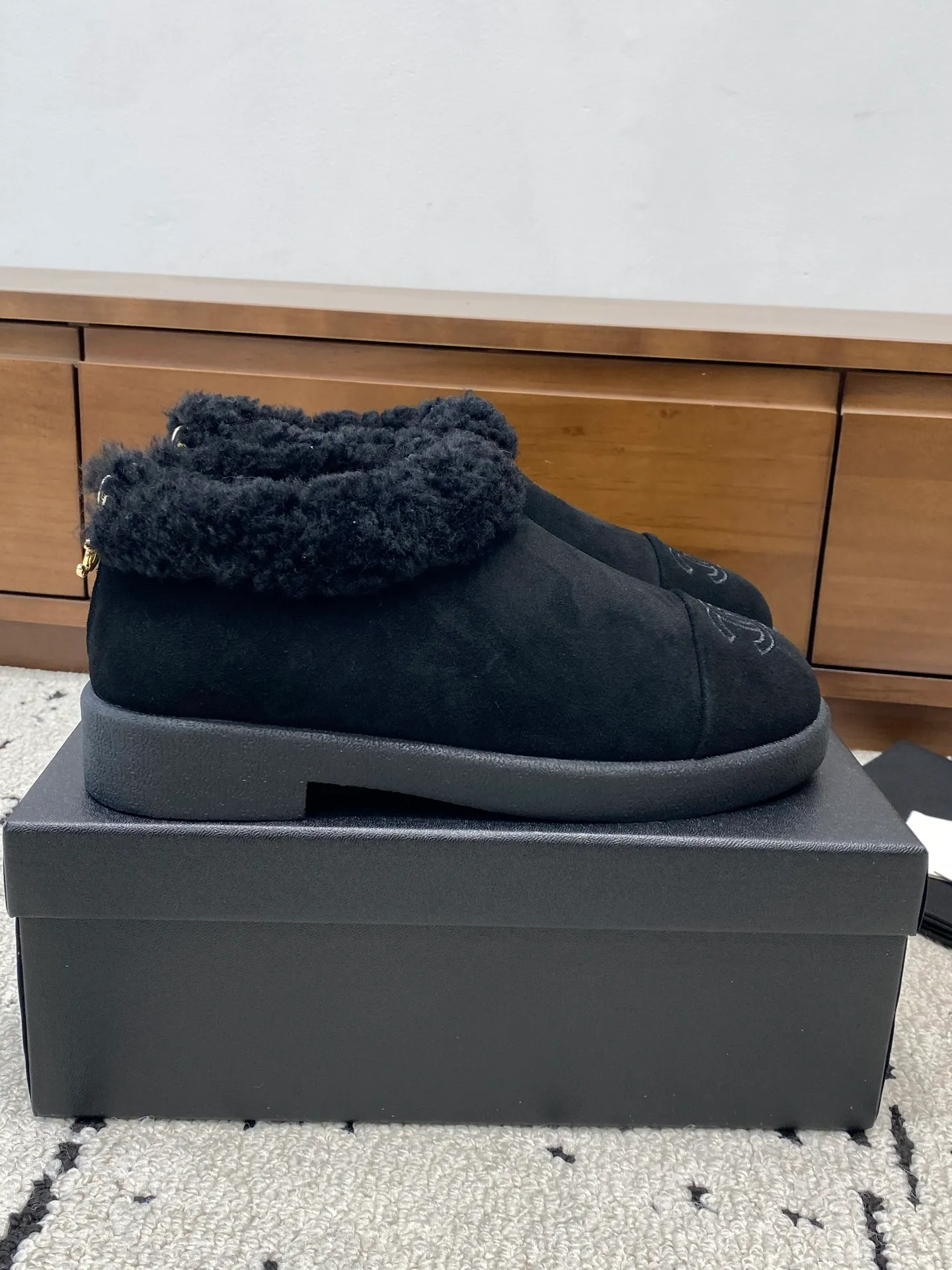 👟👟Ex-factory price 640👟👟 🍀Chanel 2025 autumn and winter style wool shoes Chanel new autumn and winter genuine wool slippers and boots Xiaoxiang 2025 autumn and winter one of the most beautiful snow boots Classic, beautiful and warm snow boots ❤️super warm! It's enough to have it this winter, it's really beautiful and fairy~ Materials and craftsmanship: The upper is made of custom sheepskin/wool/sheepskin, and the inner pads are all made of wool. It feels very soft and comfortable! The sole is the original TPU outsole Size: 35-39 (40.41 customized, non-refundable)